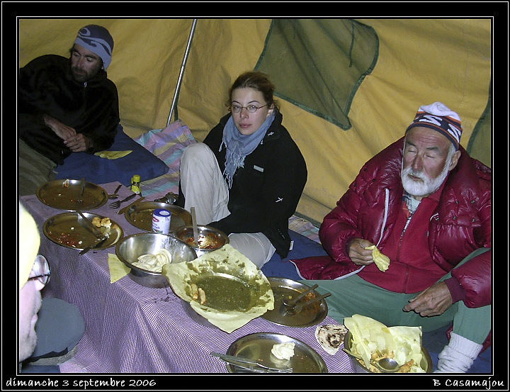 trek (116) camp Stok Kangri.jpg - Repas du soir, bonsoir